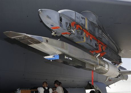 Hypersonick letoun X-51A Waverider pod kdlem letadla B-52 Stratofortress,...