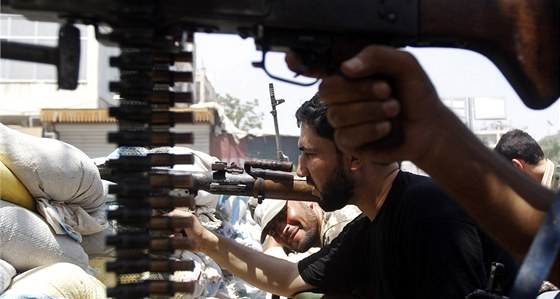 Bojovníci Syrské osvobozenecké armády v Aleppu (13. srpna 2012)