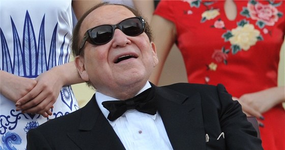 Hazardní magnát Sheldon Adelson bhem slavnostního otevení svého kasina v