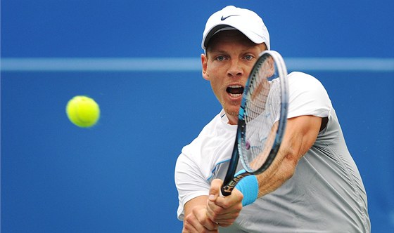 Tomá Berdych odvrací míek v duelu s Francouzem Richardem Gasquetem na turnaji