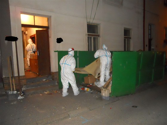 Vyklízení odpadk z domu v Táboe, kde byli nalezeni dva mrtví.