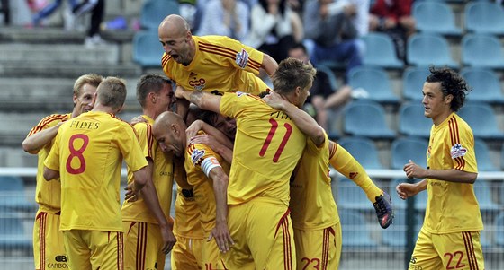 GRATULACE. Hrái Dukly blahopejí Luboi Kaloudovi ke gólu v zápase s Teplicemi.