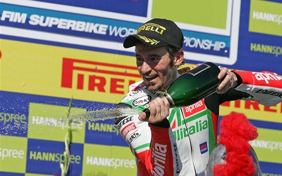 Max Biaggi slaví své vítzství na okruhu v roce 2010, tehdy to bylo podesáté.