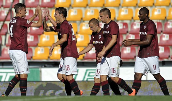 SPARANSKÁ RADOST. Fotbalisté týmu z praské Letné oslavují první gól do sít