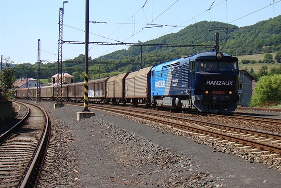 Mattonky bude po kolejích peváet D Cargo a soukromá firma Autodoprava Hanzalík.