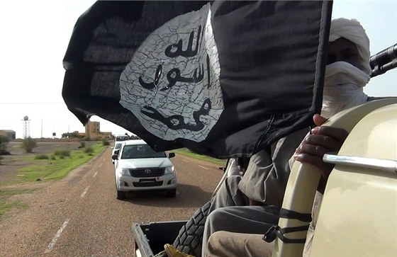 Islamisté z Jednotného hnutí pro dihád v západní Africe doprovází konvoj z