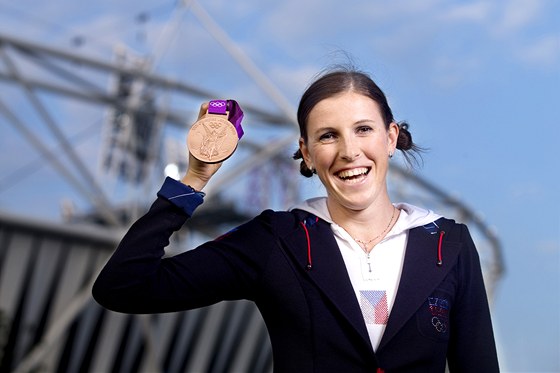 Atletka Zuzana Hejnová pózuje s bronzovou medailí v Londýn (9. srpna 2012). 