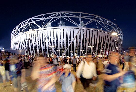 Fanouci odcházejí z atletického stadionu v Londýn. (10. srpna 2012)