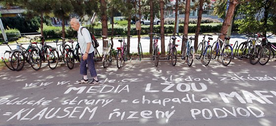 Chodník v Pardubicích pomáraný politicky motivovanými nápisy (15. srpna 2012)