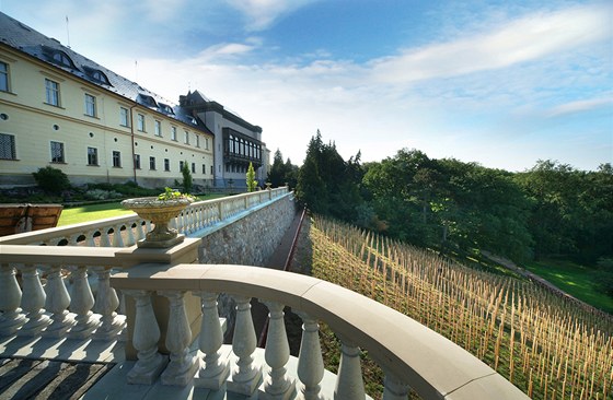 Zámek Zbiroh má díky evropským dotacím zrekonstruované terasové zahrady.