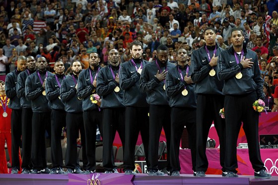 FRONTA PED AMERICKOU VLAJKOU. Basketbalisté Spojených stát pi slavnostním pedávání medailí na olympiád v Londýn. | foto: Reuters
