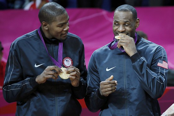 Americký basketbalista Lebron James (vpravo) koue do zlaté olympijské medaile,