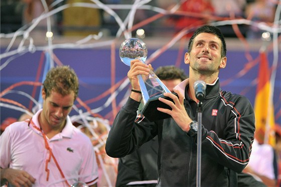 TEN NAHOE TAKY POMOHL. Novak Djokovi s trofejí pro vítze turnaje v Torontu,