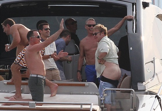 Elton John se na jacht baví tím, e vystrkuje zadek na dalí jachty.