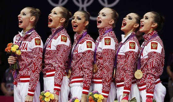HYMNA Z PLNÝCH PLIC. Ruské moderní gymnastky slaví zisk olympijského zlata