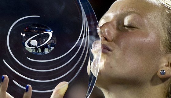 VÍTZNÝ POLIBEK. Petra Kvitová po triumfu na turnaji v Montrealu líbá vítznou trofej. | foto: AP