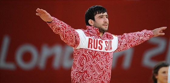 VÍTZNÝ RUSKÝ JUDISTA. Mansur Isajev dostal za olympijský triumf jen od