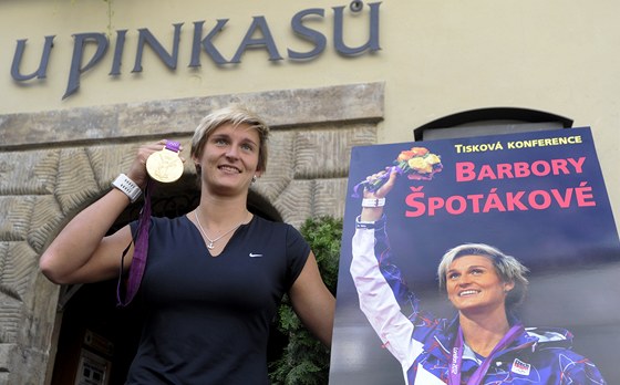 U SVÉ OBLÍBENÉ HOSPODY. Otpaka Barbora potáková pózuje s olympijským zlatem.