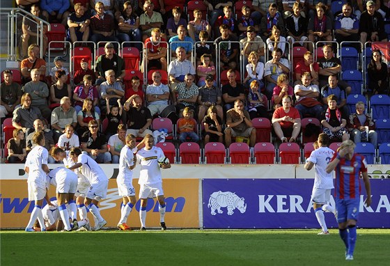 RADOST A ZMAR. Zatímco se fotbalisté Brna radují, plzeský obránce Frantiek