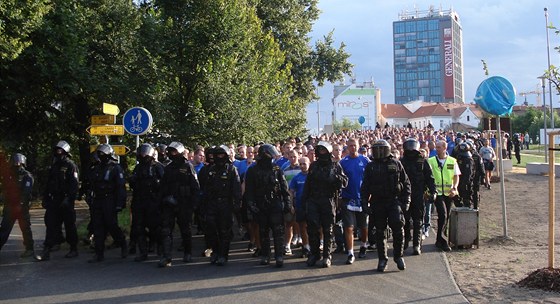 Policie pijme podobná bezpenostní opatení, jako kdy do msta dorazili fanouci polského klubu Ruch Chorzów (na snímku).