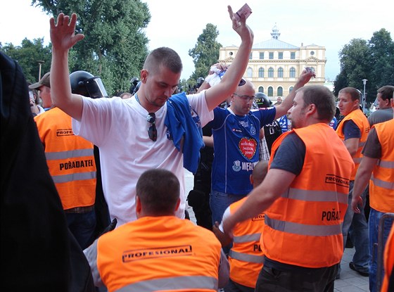 V ulicích Plzn budou ve tvrtek policisté na koních, nad mstem bude krouit vrtulník. Písné kontroly ekají i fanouky, kteí pjdou na stadion. (Ilustraní snímek)