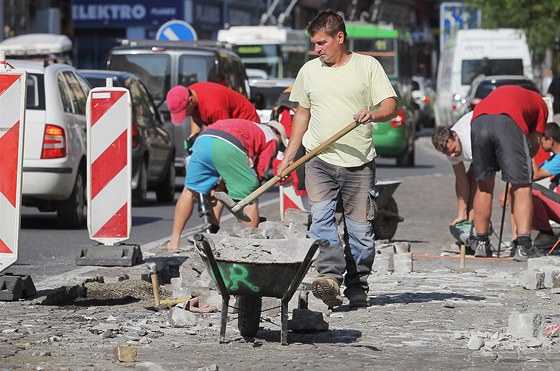 Oprava autobusových zastávek v Americké ulici v Plzni.