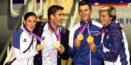 Zlatí medailisté z Londýna (zprava Barbora potáková, Jaroslav Kulhavý a David Svoboda) by v Riu za stejný úspch dostali vyí prémie.