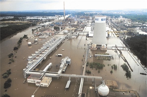 Pi povodních v roce 2002 byla Spolana ti dny zaplavená vodou.