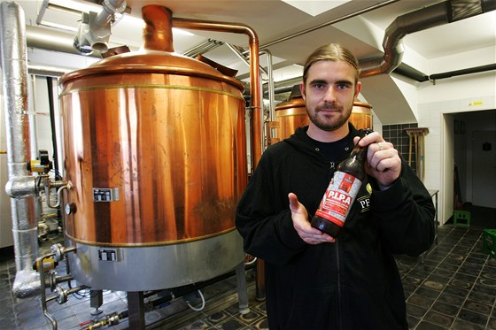 Michal Sás ze sokolovského pivovaru Permon ukazuje lahev piva Permon India Pale Ale (P.I.P.A.), kterou vaí podle speciální anglické receptury.
