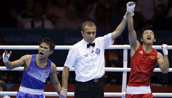 RADOST A VZTEK. ínský boxer Cou '-ming (v erveném) slaví olympijský triumf,