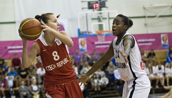 eská rozehrávaka Renata Pudláková (vlevo) se snaí najít spoluhráku v utkání