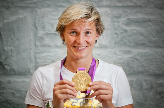 Bára potáková ukazuje svou zlatou medaili z Londýna.