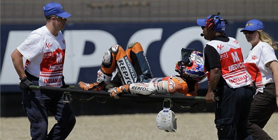 A DO NEMOCNICE. Casey Stoner po pádu v kvalifikaci Velké ceny Indianapolis.