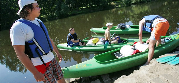 Vodáci nasedají do lodí na Ohři. Vodáci nasedají do lodí na Ohři.