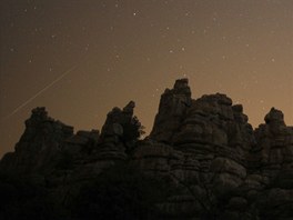 Úlomky komety vlétají rychlostí 60 kilometr za vteinu do atmosféry Zem a...