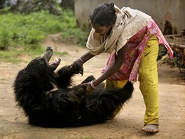 VELKÝ MAZLÍEK. Dívka z indické vesnice Lakhapada si hraje s rok a pl starým