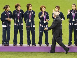 HIGH FIVE OD BLATTERA. éf FIFA Sepp Blatter si plácá se stíbrný fotbalistkami...