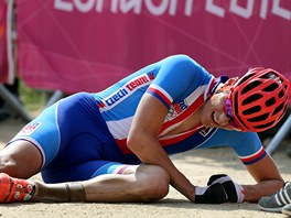 PÁD. eský biker Jaroslav Kulhavý po strhujícím finii olympijského závodu padá...