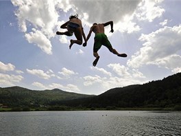 KDY, TAK SPOLU. Slovinský pár skáe do jezera Podpec nedaleko Ljubljany (6....