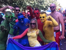astnci pochodu homosexul Prague Pride, kter proel centrem metropole od