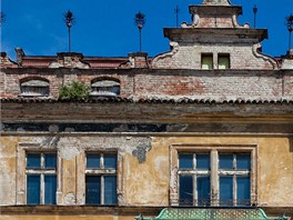 Kontrast mezi opravenmi a zchtralmi domy v historickm centru Hradce Krlov.