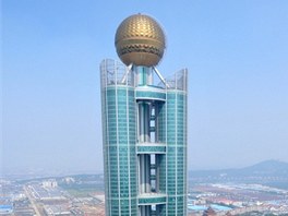 Nejnovejí chloubou Chua-si je mrakodrap vysoký 328 metr, který se tyí nad...