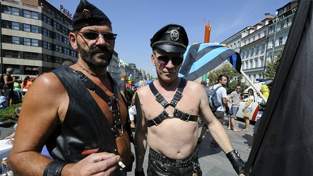 astnci pochodu Prague Pride se seli na Vclavskm nmst.
