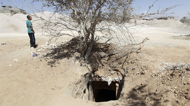 Jeden z tunel, kter vedou pod hranic mezi Egyptem a psmem Gazy (10. srpna 2012)