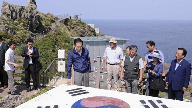 Jihokorejsk prezident I Mjong-bak na souostrov Tokdo ili Takeima v Japonskm moi (12. srpna 2012)