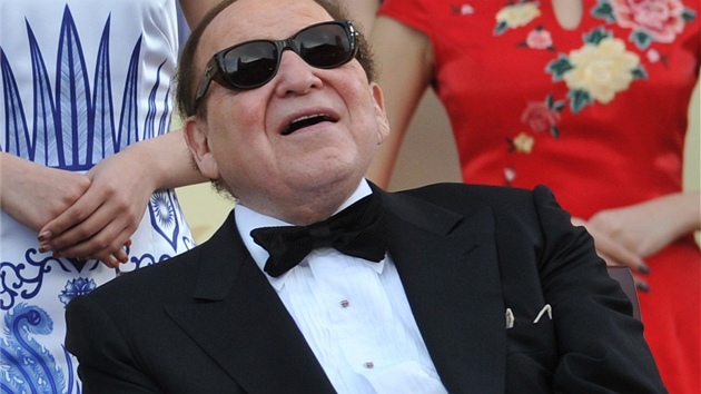 Hazardní magnát Sheldon Adelson bhem slavnostního otevení svého kasina v