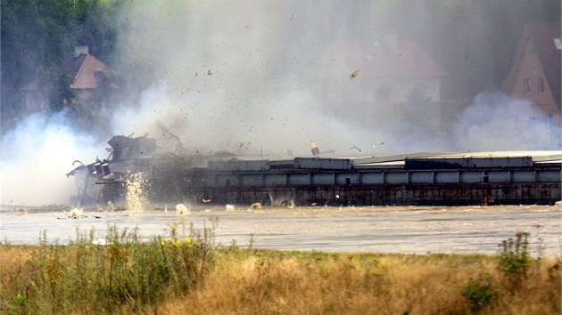 Pyrotechnici museli pi povodnch v roce 2002 zenm vbuchem znekodnit tak lo, kter se utrhla v Roudnici. 