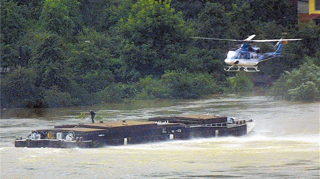 Pi povodnch v roce 2002 hrozilo, e nkladn lo, kter se utrhla v st, zbo Tyrv most v Dn. Proto ji bylo poteba odplit a potopit.