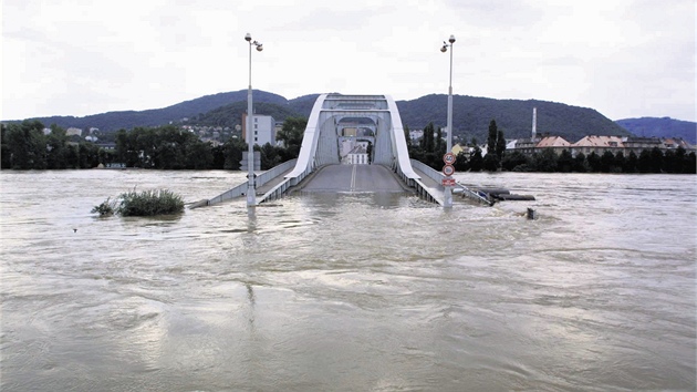 Benev most v st nad Labem pi povodnch v roce 2002