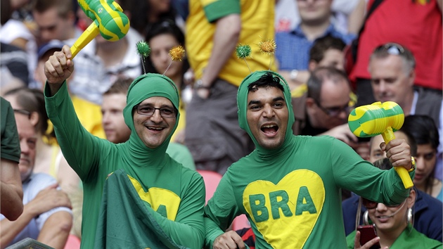 JET S SMVEM. Brazilt fanouci jet v dob, kdy netuili, e jejich tm ve finle olympijskho turnaje prohraje